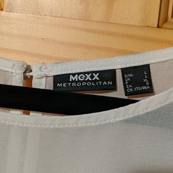 Fluttery sleeve top - Picture 3 of 3